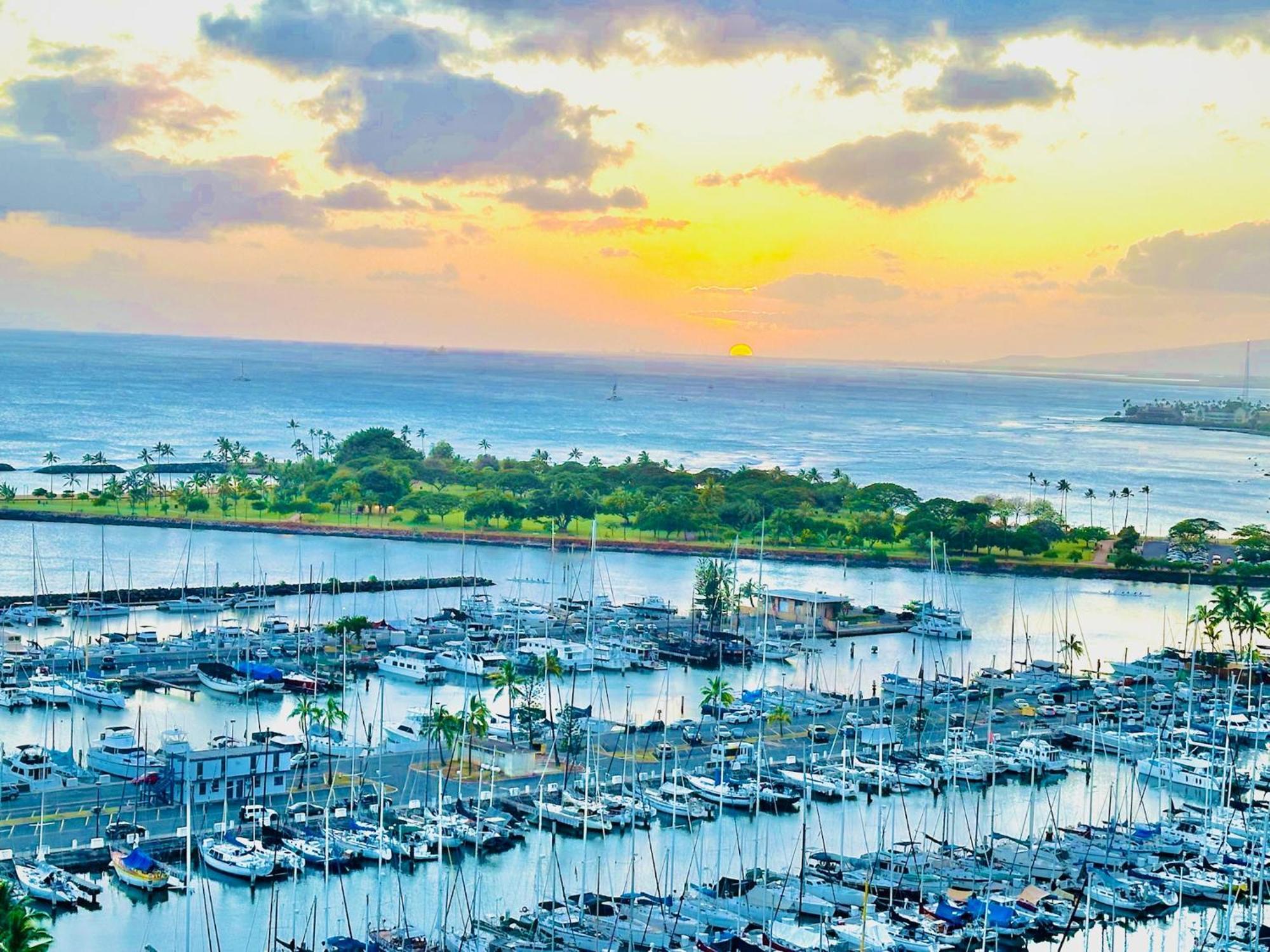 Waikiki Beach Experience! Luxury Oceanview Suite! Гонолулу Экстерьер фото