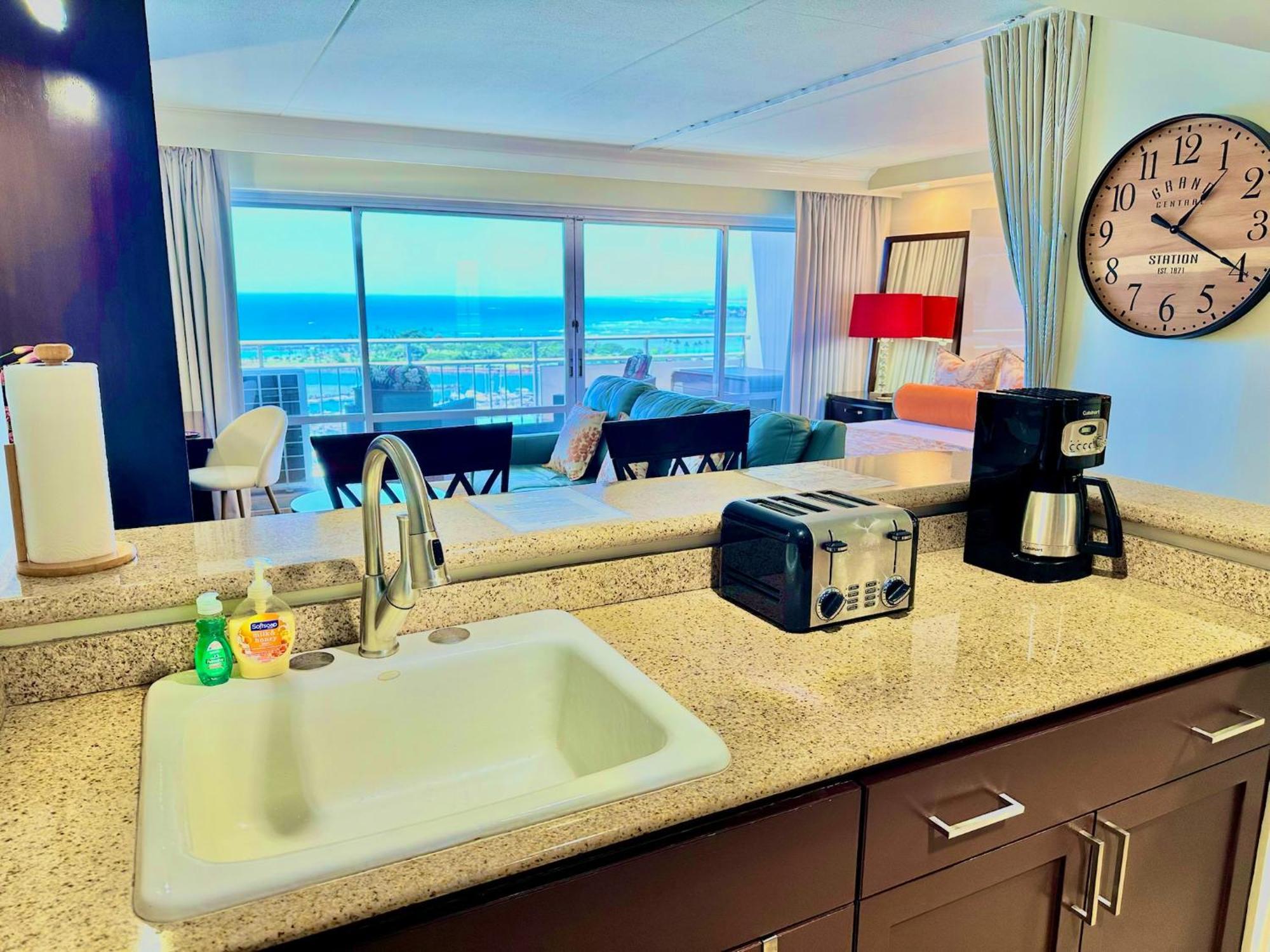 Waikiki Beach Experience! Luxury Oceanview Suite! Гонолулу Экстерьер фото